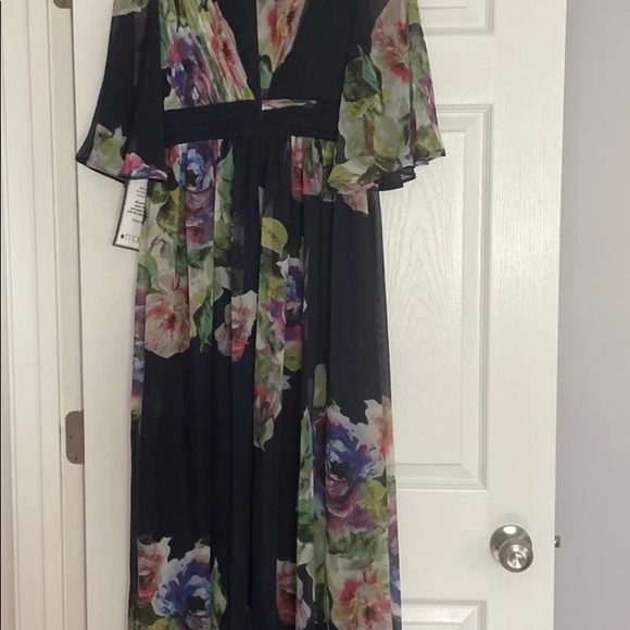 Adrianna Papell Gown - Picture 3 of 5